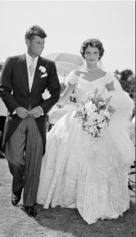 <p><strong>4.Jacqueline Kennedy</strong></p>

<p>ABD Senatörü John F. Kennedy ile 1953 yılında evlenen first lady, gelinliği içinde muhteşem görünüyordu.</p>
