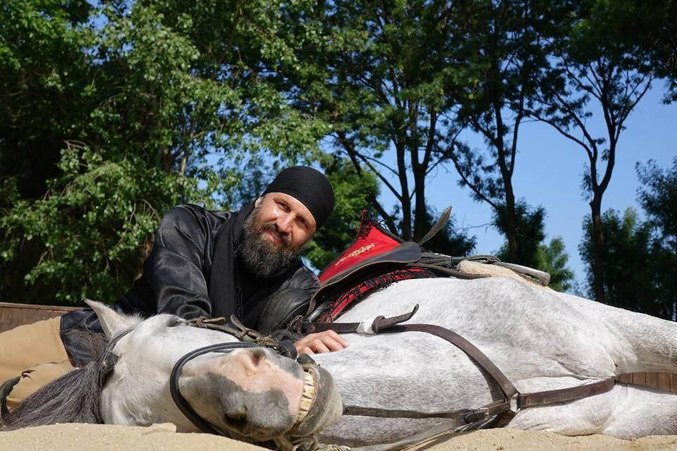 <p>Sıra dışı binicilik maharetlerinin sergilendiği alana gelince, bir de ne görsem! Diriliş dizisinin Teo’su Janbi Ceylan karşımda. </p>
