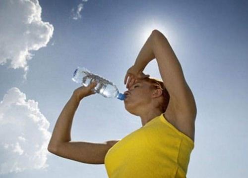 <p><strong>İç Hastalıkları Uzmanı Dr. Alev Özsarı, </strong>güneş çarpmasına karşı alınabilecek önlemleri ve güneş çarpması durumunda yapılabilecekleri anlattı. </p>
