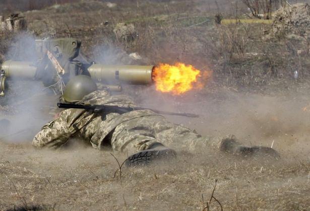 <p>Tatbikatta Ukraynalı askerler silah, askeri ara&ccedil; kullanma, saldırı, saldırıları p&uuml;sk&uuml;rtme, askeri keşif &ccedil;alışmalarına ilişkin becerilerini sergiledi.</p>
