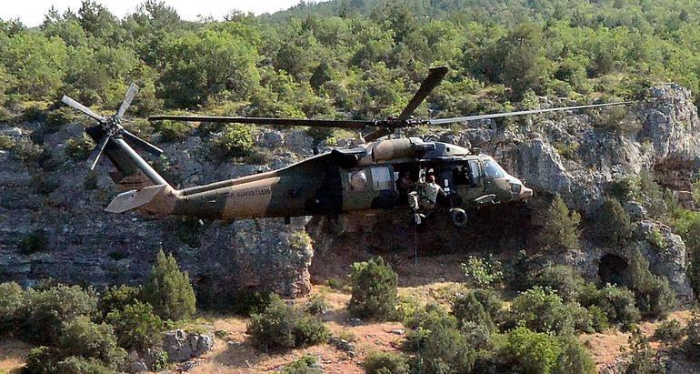 <p>Helikopter, Bartın Üniversitesi’ndeki piste indi. Erdal Yalçın ve iki arkadaşı ambulansla helikopterden alınarakKarabük Eğitim ve Araştırma Hastanesi’ne kaldırıldı.3 kişinin sağlık durumlarının iyi olduğu belirtildi.</p>
<p> </p>