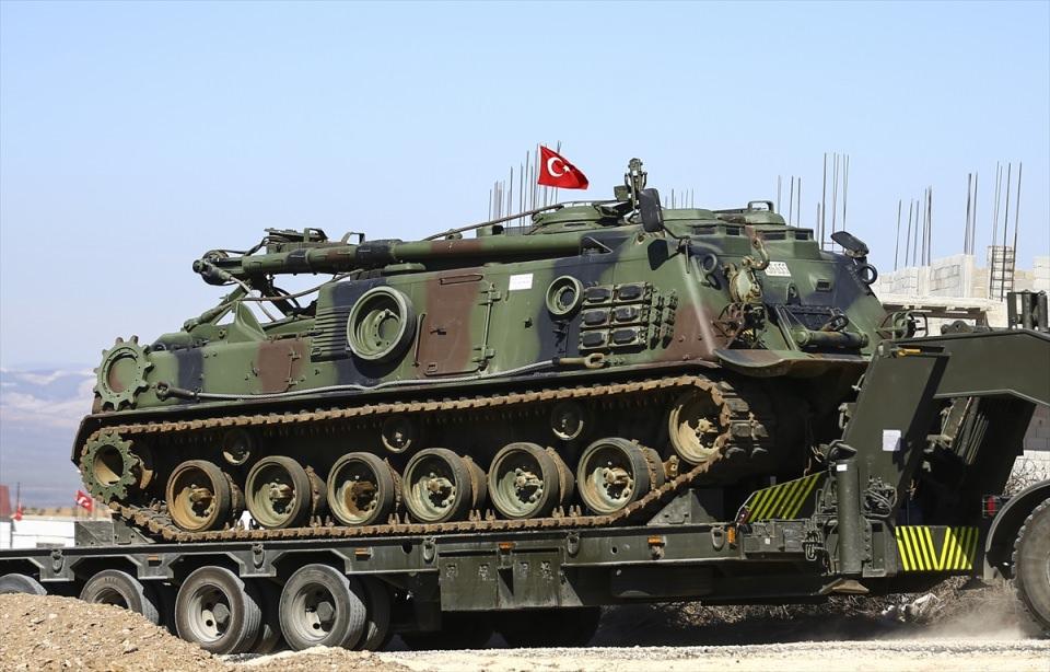 <p>Türkiye'deki çeşitli birliklerden gönderilen paletli zırhlı vinç, yakıt ikmal aracı, iş makinesi ve askeri araçlar, Hatay'a ulaştı. Araçlar, daha sonra güvenlik önlemleri eşliğinde konuşlandırılacakları sınır birliklerine gönderildi. </p>

<p> </p>
