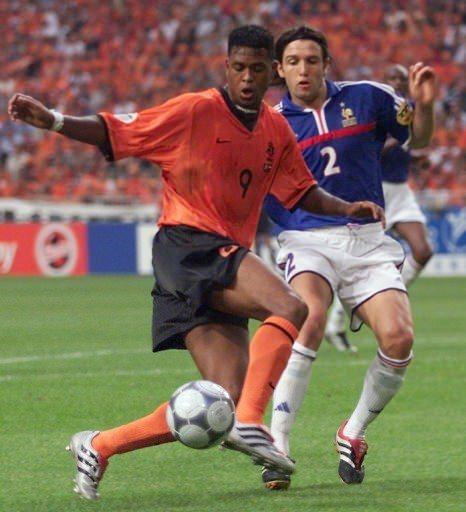 <p><strong>PATRICK KLUIVERT</strong><br />
<br />
Ajax, Ac Milan, Barcelona, N.United, Valencia ve Liile gibi dönemin iyi takımlarında 9 numarayı başarıyla sırtlayan Kluivert, milli takım formasıyla 79 maçta 40 gol atmayı başardı. <br />
Öyle ki Kluivert, Fenerbahçe forması giyen Robin van Persie rekoru devralana kadar ülkesinin en golcü futbolcusuydu. Barcelona'da birlikte forma giydiği Rivaldo ile La Liga'nın tozunu attırmayı başaran Kluivert, 1999 yılında kazanılan şampiyonluğun mimarlarındandı.</p>