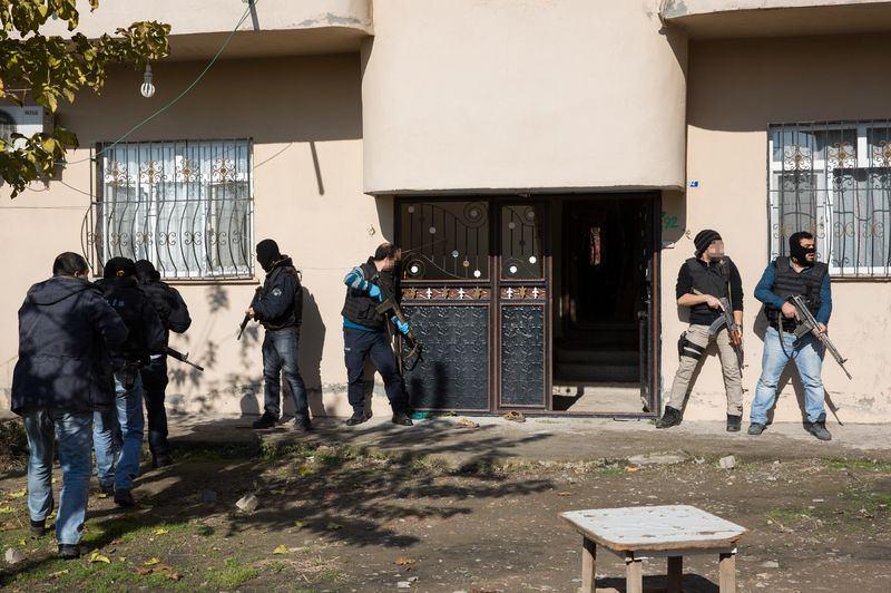 <p><strong>Cizre</strong></p>
<p> </p>
<p>Cizre'deki "Şehit Jandarma Astsubay Kıdemli Çavuş Burak Demirci" operasyonu da sürüyor. Teröristlerin bulunduğu bölgelerde ilerleyen güvenlik güçleri ile bölücü terör örgütü üyeleri arasında çatışmalar yaşanıyor.</p>