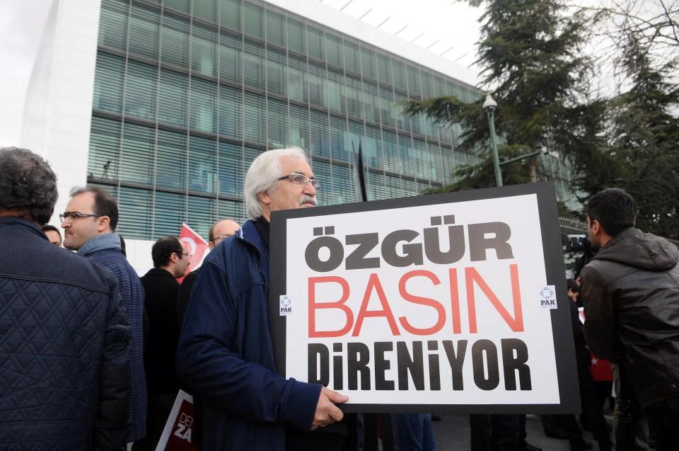 <p>İstanbul 6. Sulh Ceza Hakimliği, İstanbul Cumhuriyet Başsavcılığı'nın talebi üzerine Zaman gazetesine kayyum atanmasına karar verdi.</p>

<p> </p>
