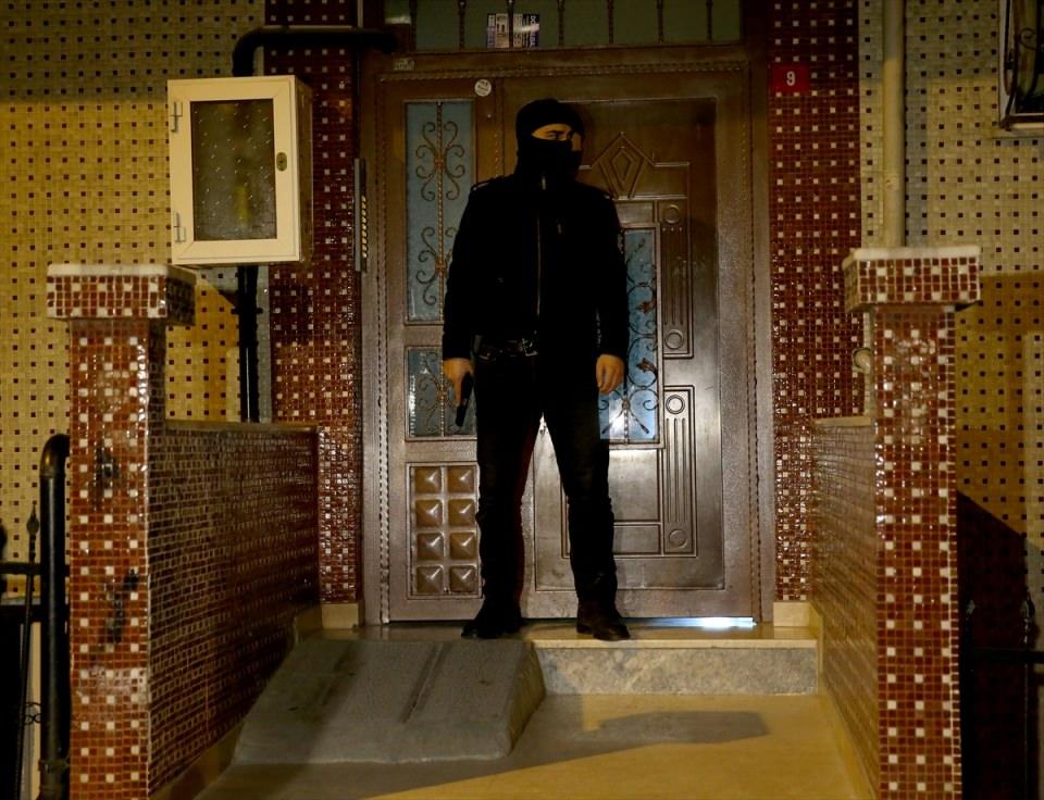 <p>Çevik kuvvet ekiplerinin geniş güvenlik önlemi aldığı operasyon sırasında özel harekat polislerinin öncülüğünde girilen adreslerde bulunan şüpheliler gözaltını alındı. </p>