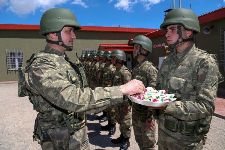<p>Çocuklarıyla görüntülü görüşme fırsatı verilmesinden duydukları memnuniyeti dile getiren baba Demir, "Oğlumun yanındaymışım gibi mutlu oldum. Şükürler olsun Allah'a ki gözümüz arkada değil. Onun vatani görevini yapması bizim gururumuzdur, şeref duyuyoruz. Şükürler olsun." dedi.</p>
<p> </p>