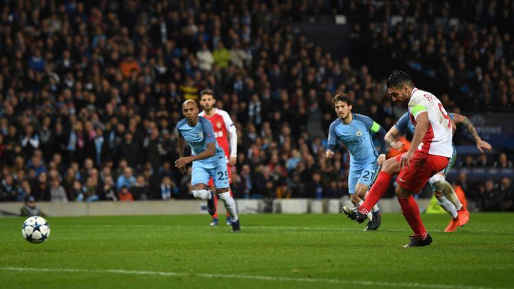<p>6 dakika sonra Falcao, Fabinho'dan gelen topla skoru eşitlemeyi başardı. 40'ta Mbappe, gidişatı Monaco lehine çeviren golü kaydetti. Asist yine Fabinho'dan... İlk yarı konuk ekibin 2-1'lik üstünlüğü ile sona erdi.</p>
