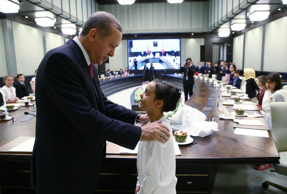 <p>Cumhurbaşkanı Erdoğan, makam koltuğunu Sincan Hacı Bektaşı Veli Ortaokulu öğrencisi Başak Tahan ile paylaştı.</p>