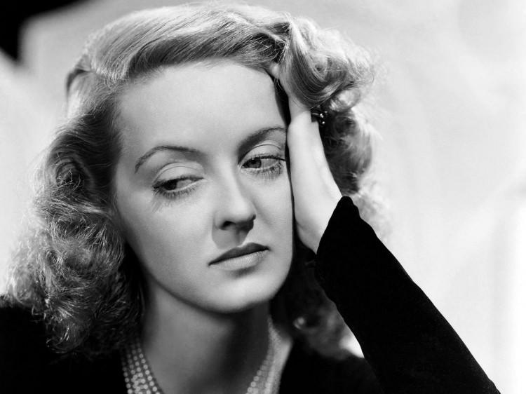 <p><strong>Bette Davis</strong></p>

<p>Ünlü yıldız gözaltı bakımı için salatalık kabuklarını kullanıyormuş.</p>
