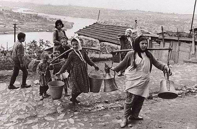 <p>69. Eyüp sırtlarında su taşıyan çocuklar (1965)</p>