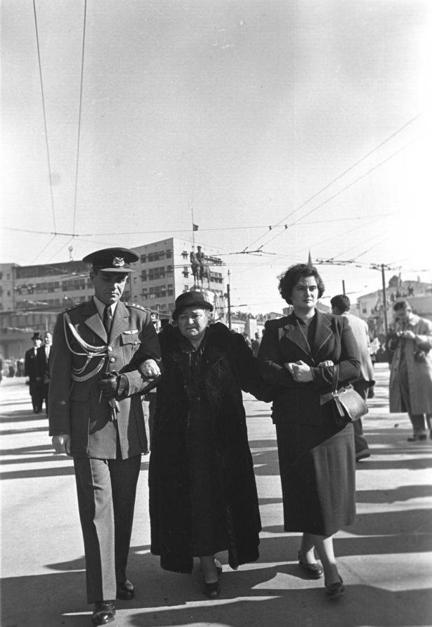 <p> Atatürk'ün naaşının Anıtkabir'e nakli töreninde kortejde yer alan Atatürk'ün kız kardeşi Makbule Atadan (ortada) Ulus meydanında görülüyor. </p>
