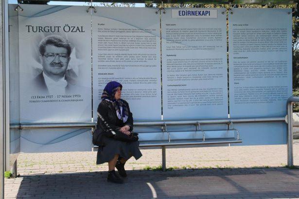<div>TURGUT ÖZAL</div>
<div> </div>
<p>Topluma mal olmuş kişilerin anısına tasarlanan "Vefa Durakları Projesi" kapsamında hazırlanan özel görseller Proje kapsamında ilk olarak İstiklal Marşı'nın şairi Mehmet Akif Ersoy için özel durak tasarlanmıştı. Barış Manço, Prof. Dr. Necmettin Erbakan, Muhsin Yazıcıoğlu, Kayahan, Turgut Özal ve Zeki Alasya gibi isimler anısına özel duraklar yapıldı.</p>