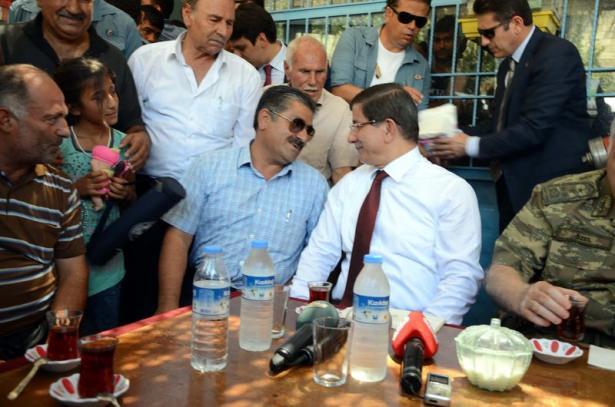 <p> Genelkurmay Başkanı Orgeneral Necdet Özel ile bazı bakanların da eşlik ettiği Başbakan Davutoğlu, ilk olarak Elbeyli ilçe merkezinde bir kahvehane önünde durdu.</p>
