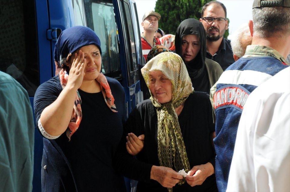 <p>Van'ın Çaldıran ilçesinin Tendürek Dağı bölgesinde güvenlik güçlerince yürütülen operasyonlarda, terör örgütü PKK militanları ile çıkan çatışmada şehit düşen Astsubay Üstçavuş Suat Petek'in (36) cenazesi, memleketi Osmaniye'nin Kadirli ilçesinde toprağa verildi. Törende, şehidin annesi Elif (sol 2) ve kardeşi Oğuzhan (sağ 2) Helvacı'yı yakınları teskin etmeye çalıştı.</p>