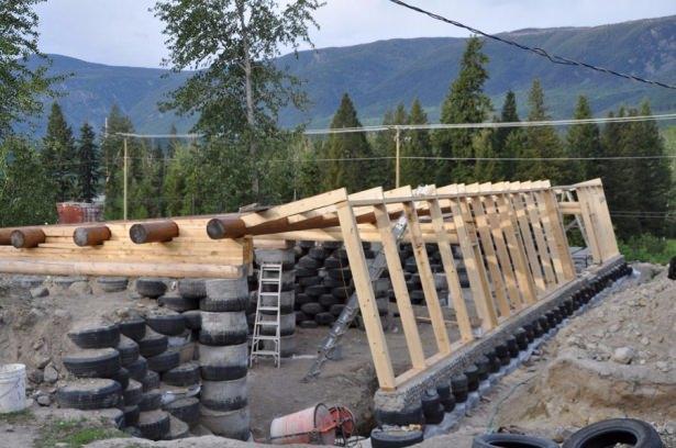 <p>EARTHSHIP’ler yağmur ve kar sularını depo ederek, 4 defa kullanıyor. Bu da kişi başı 300 litre olan su kullanımını 75 litreye kadar indiriyor.</p>
<p> </p>