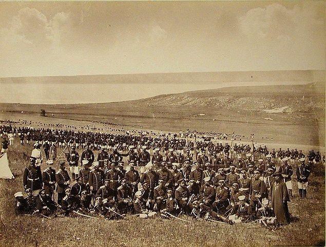 <p>90. Safraköy'de (Sefaköy) Rus askerleri.</p>
