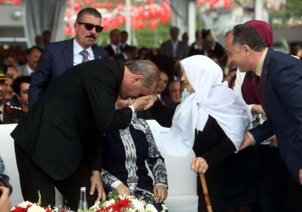 Cumhurbaşkanı Erdoğan açılışta el öptü