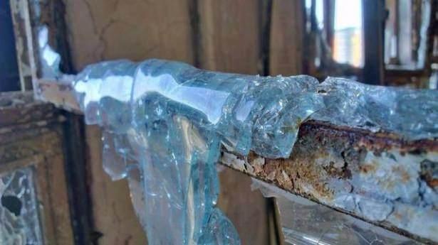 <p>Binadaki yangından sonra cam bu hale geldi</p>
<p> </p>