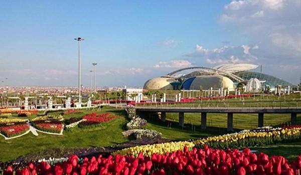 <p>Kelebeklere hayran kaldınız değil mi? O halde sıkı durun! Türkiye’nin ilk Kelebek ve Böcek Müzesi’ni de içinde barındıran, Avrupa’nın en büyük kelebek uçuş alanına sahip Konya Tropikal Kelebek Bahçesi’nde kelebekleri doğal ortamlarında gözlemleyebilirsiniz!</p>