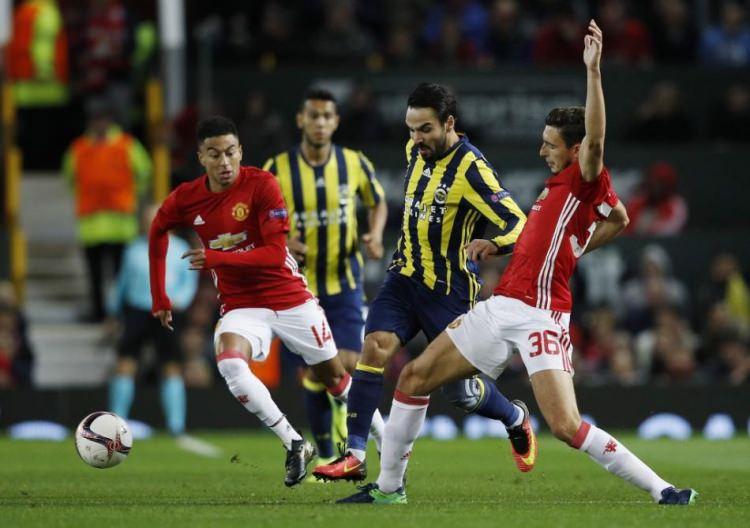 <p>Şener'in, Hasan Ali'nin, Topal'ın, Souza'nın, Van Persie'nin, Emenike'nin aklınıza kim gelirse gelsin hepsinin beyinlerini yıkayıp bir şokla (adını siz koyun bu teknik direktör değişikliği anlamında değil) sol göğüslerindeki amblemin anlamını Türkçe ve İngilizce olarak okumalarında fayda var. Hem teknik heyetin hem de oyuncuların.</p>