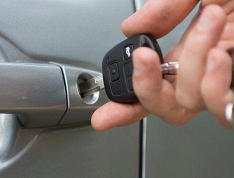 <p>Türkiye pazarında faaliyet gösteren otomobil firmalarının en düşük motor hacmi ve donanıma sahip modellerini baz alınarak yapılan derlemeye göre, B segmentinde yer alan otomobiller, 35 bin 450 liradan başlayan, 65 bin liraya varan fiyatlarla satılıyor.</p>
<p>Düşük motor hacmine sahip ve en boş modeller bile 35-40 bin lira aralığında alıcı buluyor.</p>