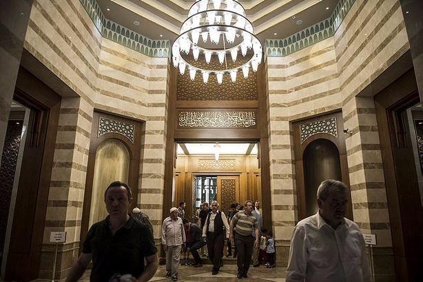 <p>Millet Camii'nin 2 yaşındaki küçük ziyaretçisi Ece Şen, 5 yaşındaki ağabeyi Onur ile "Allah'ıma dua ettik" diye konuştu.</p>