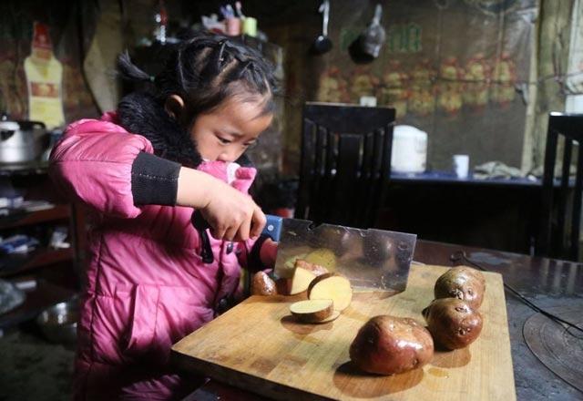 <p>Çin'de ikamet eden 5 yaşındaki küçük kız, annesinin onu bırakıp gitmesinin ardından 92 yaşındaki büyükannesi ve hasta olan babaannesine bakmak mecburiyetinde kaldı.</p>
