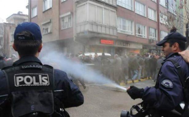 <p>Gaziantep’te yeni yapılan Karataş Sanayi Sitesi’nde dükkan alamadıkları iddiasıyla toplanarak valiliğe yürümek isteyen esnafa polis, biber gazıyla müdahale etti, </p>

<p> </p>
