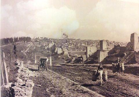<p>5 yy da II. Teodosios'un uzatıp tamir ettigi, ondan sonra gelenlerin hep tahrip ettiği surlar./ 1933</p>
