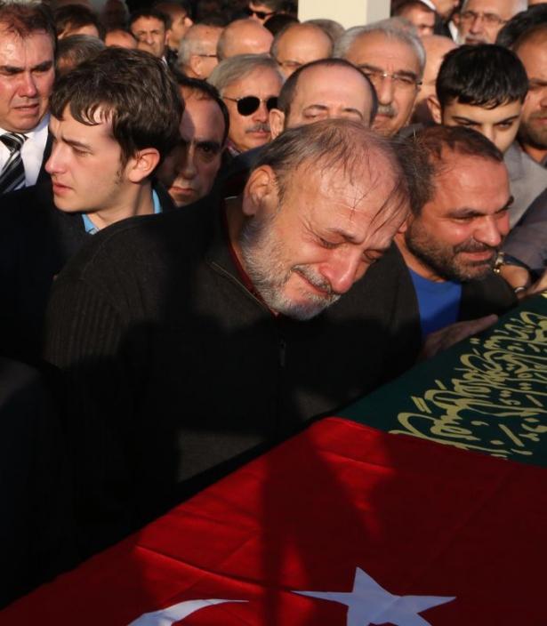 <p>Ayrıca, Oktay Vural'a AK Partili bakan ve milletvekillerinin yanında CHP'den de vekiller başsağlığı için cenaze namazına geldiler. </p>
