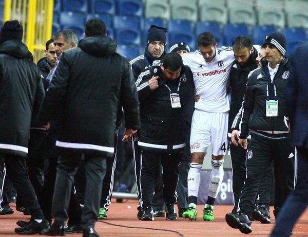 <p>Gaziantepspor maçında Chibuike ile girdiği pozisyonda yerde kalan Rhodolfo'nun sağ üst ön çapraz bağlarının koptuğu belirlendi.</p>

<p> </p>
