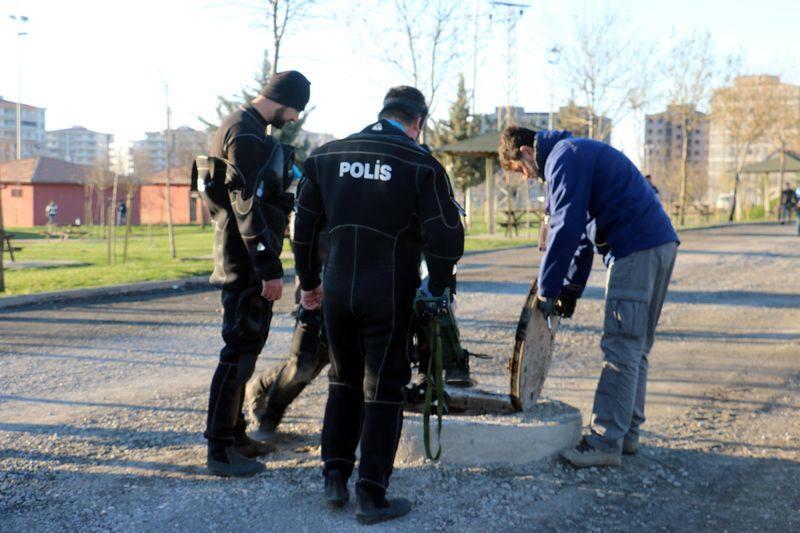 <p>Deniz ve iç sularda kaybolan, atılan veya saklanan suç aletlerine ulaşmaya yönelik eğitim alan dalgıç polisler, nevruz alanının kanalizasyonuna inerek bomba araması yaptı. </p>
