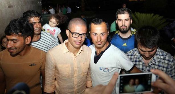 <p>Bir süre Fenerbahçe formalı taraftarlarla yürüyen Alex de Souza, daha sonra bir eğlence merkezine girdi.</p>
