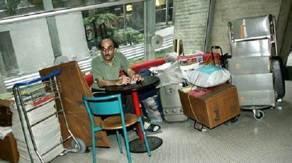<p>Neredeyse “normal” diyebileceğimiz bir hayat geçirdi.<br />
Nasseri’nin bu tuhaf hikayesi gerçekti ve Spielberg’in 2004 yapımı Terminal filminin ilham kaynağıydı. Nasseri’ye hikayesi için 250.000 dolar telif ödendi. Nasseri film için oldukça heyecanlanmıştı ve filmin posteriyle Terminalde dolaşarak reklamını bile yaptı.</p>
