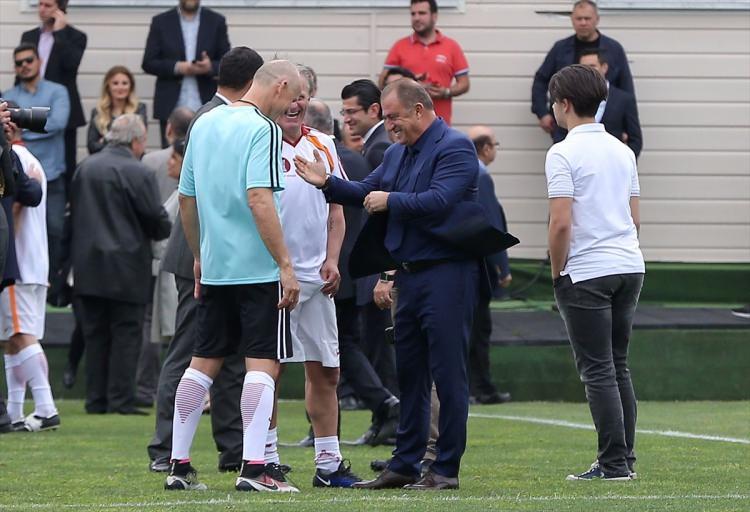 <p>Bir gösteri maçı yaptık ve günün anısına beraber olduk. Emeği geçen herkese teşekkür ediyorum. Sadece Galatasaray Tarihi'nde değil, Türk futbolunda önemli bir eşik. Bu eşiği Galatasaray aştı. Öncülüğünü de göstermiş oldu. O günlerde emeği geçen herkese ben çok teşekkür ediyorum. Galatasaray Tarihi'nin sayfalarına önemli bir anıyı eklediler. Sağ olsunlar, var olsunlar" dedi</p>
