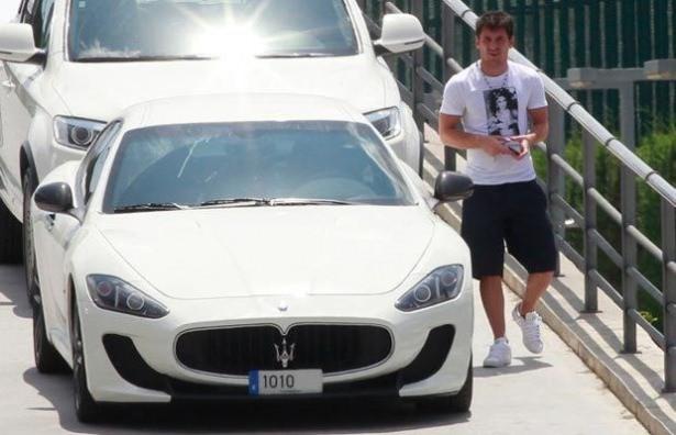 <p>Lionel Messi<br />
Maserati GranTurismo MC Stradale</p>