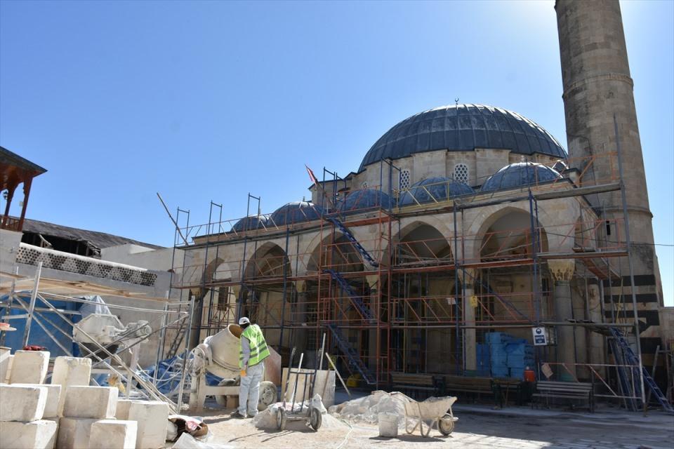 <p>Osmanlı'nın Kilis'teki ilk eserlerinden Canbolat Tekye Camisi'ndeki restorasyon çalışmalarının gelecek yıl temmuzda tamamlanması hedefleniyor.</p>
