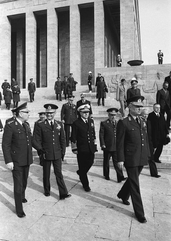 <p>Yüksek Askeri Şura (YAŞ) üyeleri Devlet Başkanı, MGK Başkanı ve Genelkurmay Başkanı Orgeneral Kenan Evren (sağda önde) başkanlığında Anıtkabir'i ziyaret etti. MGK üyeleri Kara Kuvvetleri Komutanı Orgeneral Nurettin Ersin (solda), Hava Kuvvetleri Komutanı Orgeneral Tahsin Şahinkaya (sol 2), Deviz Kuvvetleri Komutanı Oramiral Nejat Tümer (sol 3) ve Jandarma Genel Komutanı Orgeneral Sedat Celasun (sol 4)</p>