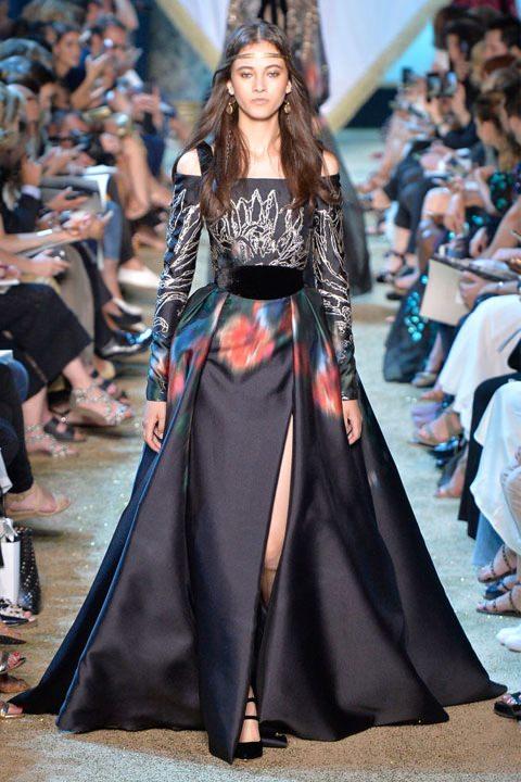 <p>Dünyaca ünlü markalar kış kreasyonlarını görücüye çıkarırken, modelleri ile öne çıkan isimlerden birisi de Elie Saab oldu. </p>
