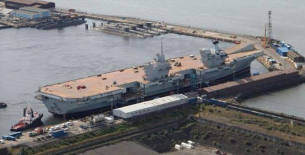 <p><strong>2. HMS Queen Elizabeth </strong><br />
<br />
Fiyatı: 9 milyar 300 milyon dolar <br />
279.80 metre uzunuluğa 70 metre genişliğe sahip HMS Queen Elizabeth İngiliz donanmasının en büyük gemisi. 65 bin ton ağırlığındaki Queen Elizabeth tek depoyla 10 bin deniz mili yol alabiliyor. </p>