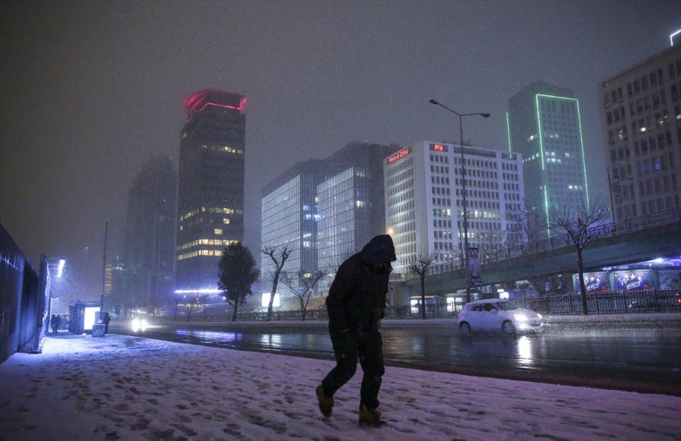 <p>İstanbul’u akşam saatlerinde etkisi altına alan kar fırtınasının Çatalca, Silivri, Büyükçekmece, Avcılar, Esenyurt, Başakşehir, Arnavutköy, Mahmutbey, başta olmak üzere il genelinde etkili olduğu belirtilen açıklamada, "Ana arterlerde kar yağışı nedeniyle önemli bir sorun yaşanmazken TEM karayolu kayan 11 tır nedeniyle tıkandı.</p>

<p> </p>
