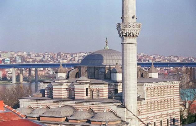 <p>ZAL MAHMUD PAŞA CAMİİ: Zal Mahmud Paşa Camii İstanbul'un Eyüp ilçesinde Kanuni Sultan Süleyman'ın veziri Zal Mahmut'un Mimar Sinan'a yaptırdığı cami medrese, türbe, çeşmeden meydana gelen bir külliyedir. Zal Paşa caddesindeki caminin inşa tarihi 1577'dir. Bir medrese şadırvan avlusu çevresinde, ve buna bağlı ikinci medrese düşük bir platformda türbe etrafında avlu ve Defterdar caddesi tarafında kapısında bir çeşmesi vardır. Sekizgen, tek kubbeli, girişi 6 sütunlu bir revaktan olan türbede Zal Mahmut Paşa yatmaktadır. Türbe pencereleri klasik karınca gözlüdür.</p>