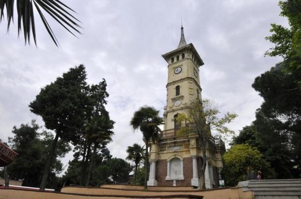 <p>İzmit saat kulesi 33 yıl s&uuml;ren Sultan II. Abd&uuml;lhamid saltanatı tarafından İzmit&rsquo;de yaptırılan ve g&uuml;n&uuml;m&uuml;ze kadar ayakta kalabilen 3 yapıdan biri.</p>
