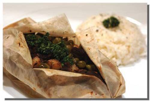 <p>HATAY Kağıt kebabı, oruk, dövme (aşşur), semirsek, tepsi kebabı, humus, zahter salatası, künefe, peynirli irmik helvası, kabak tatlısı, cevizli biber, küflü çökelek salatası, turplu tarator, humus, patlıcanlı yoğurtlama, sarmaiçi, yumurta öccesi Hatay adıyla özdeşleşmiş yemeklerden bazıları. Bu güzel yemeklerin bir kısmı Hatay’dan tüm Türkiye’ye yayılırken, bazılarını denemek için dahi Hatay’a gitmek şart. Ancak belirtmekte yarar var, künefe, kağıt kebabı, humus, kabak tatlısı gibi tüm ülkeye mal olmuş tatlı ve yemeklerin lezzeti de Hatay’da bambaşka</p>
