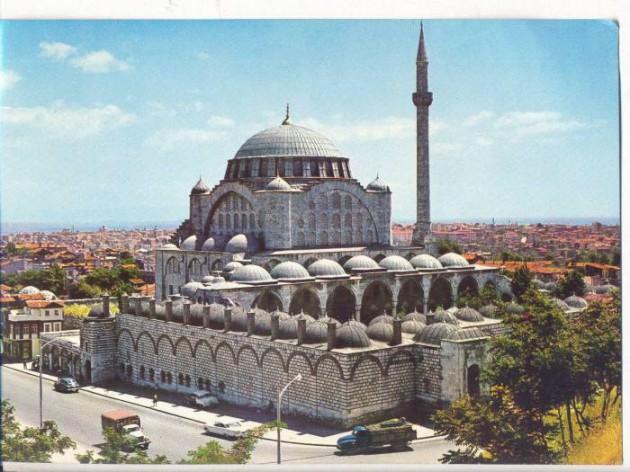 Mimar Sinan, Mihrimah Sultan'a âşıktır. Bu yüzden ona olan sevgisini sanat eserlerinde gösterir ve Mihrimah Sultan adına iki cami yapar. Bu camileri öyle bir estetik ve hesaplama anlayışıyla inşa eder ki; senede bir gün Edirnekapı'daki caminin minaresinin ardından güneş kıpkızıl bir hal alıp batarken, Üsküdar'daki caminin iki minaresi arasından ay doğar.