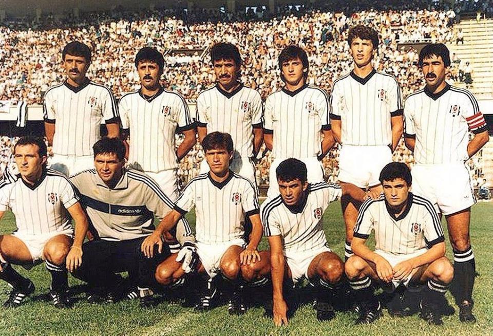 <p><strong>Beşiktaş (1987-1988)</strong></p>
<p>Teknik direktör Gordon Milne yönetiminde ligi 2.sırada bitiren Beşiktaş. Siyah-beyazlı ekip, UEFA Kupası’nın ilk turunda Inter’e 0-0 ve 1-3’lük skorlarla elendi.</p>
<p>Soldan sağa</p>
<p>Ayaktakiler: Ulvi Güveneroğlu, Bünyamin Süral, Kadir Akbulut, Ali Gültiken, Saffet Sancaklı, Samet Aybaba.</p>
<p>Oturanlar: Sinan Engin, Rade Zalad, Feyyaz Uçar, Zeki Önatlı, Rıza Çalımbay.</p>