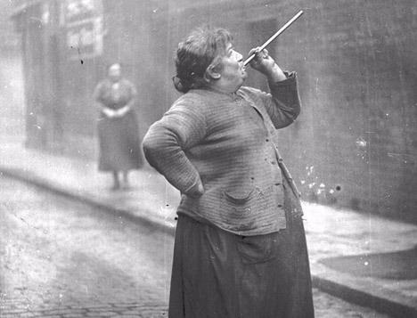 <p><strong>ALARM İNSANLAR</strong><br />
İngilizcesi 'knocker-upper' olan bu mesleği icra edenler i&ccedil;in bug&uuml;n &ccedil;alar saatlerin yaptığını yapıyorlardı. Siz onlara uyanmanız istediğiniz saati s&ouml;yl&uuml;yordunuz onlarda evinizin &ouml;n&uuml;ne gelip sizi uyandırıyorlardı. Tabii ki de belirli bir &uuml;cret karşılığında.</p>
