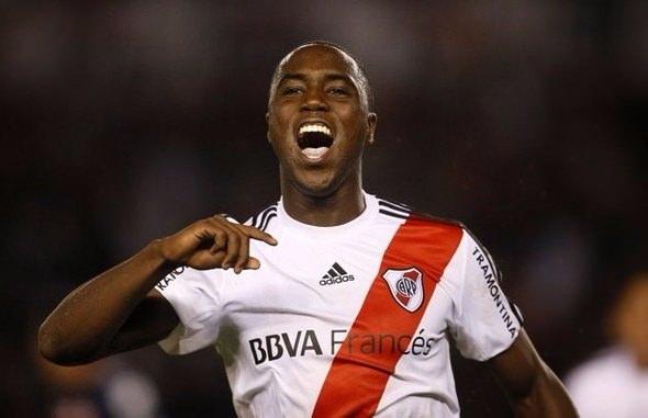 <p>EDER BALANTA | Her dönem adı kulüplerimizle anılan ama bir türlü transferi gerçekleşmeyen, Ivan Cordoba'ya veliaht olabilecek özelliklere sahip Eder Balanta... Şimdilerde ise kariyerini Basel'de devam ettiriyor. Kim bilir bakarsınız belki bir gün ülkemize gelir. Neden olmasın?</p>

<p> </p>
