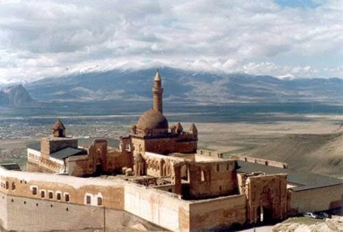 <p>Hem Selçuklu hem Osmanlı Doğubeyazıt'ın 5 km. uzağında sarp kayalar üzerine kurulmuş 116 odalı İshakpaşa Sarayı, Türkistan, Selçuklu ve Osmanlı mimari özelliklerini birleştiren bir yapı olarak karşımıza çıkıyor.</p>